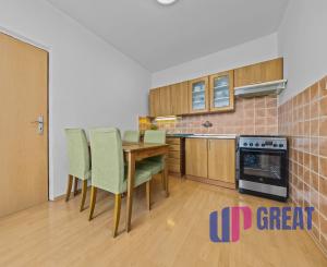 Na predaj praktický 3-izbový byt s loggiou v obľúbenej a tichej časti Karlovej Vsi na Púpavovej ulici