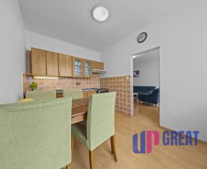 Na predaj praktický 3-izbový byt s loggiou v obľúbenej a tichej časti Karlovej Vsi na Púpavovej ulici