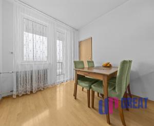 Na predaj praktický 3-izbový byt s loggiou v obľúbenej a tichej časti Karlovej Vsi na Púpavovej ulici