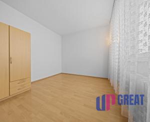 Na predaj praktický 3-izbový byt s loggiou v obľúbenej a tichej časti Karlovej Vsi na Púpavovej ulici