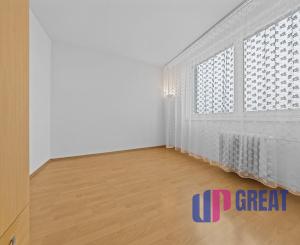 Na predaj praktický 3-izbový byt s loggiou v obľúbenej a tichej časti Karlovej Vsi na Púpavovej ulici