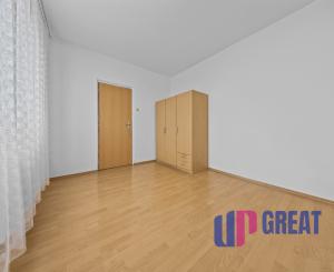 Na predaj praktický 3-izbový byt s loggiou v obľúbenej a tichej časti Karlovej Vsi na Púpavovej ulici