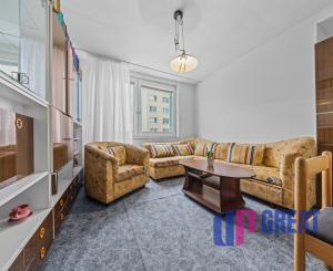 Na predaj praktický 3-izbový byt s loggiou v obľúbenej a tichej časti Karlovej Vsi na Púpavovej ulici