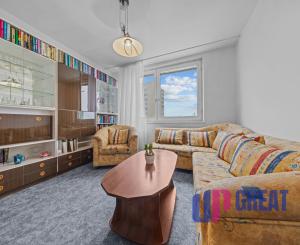 Na predaj praktický 3-izbový byt s loggiou v obľúbenej a tichej časti Karlovej Vsi na Púpavovej ulici