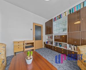 Na predaj praktický 3-izbový byt s loggiou v obľúbenej a tichej časti Karlovej Vsi na Púpavovej ulici