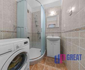 Na predaj praktický 3-izbový byt s loggiou v obľúbenej a tichej časti Karlovej Vsi na Púpavovej ulici