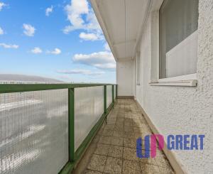 Na predaj praktický 3-izbový byt s loggiou v obľúbenej a tichej časti Karlovej Vsi na Púpavovej ulici