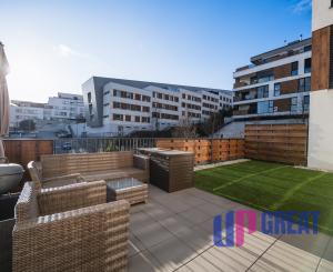 Exkluzívny 4-izbový byt s loggiou a súkromnou záhradou na lukratívnej adrese Pod Vtáčnikom