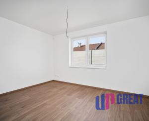 PREDAJ 3 izb. bytov v dome so záhradou, Macov, všetky IS