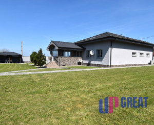 5-izbový rodinný dom s bazénom na kráľovskom pozemku (2166 m²) – Sološnica