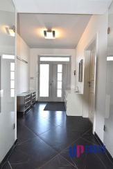 5-izbový rodinný dom s bazénom na kráľovskom pozemku (2166 m²) – Sološnica