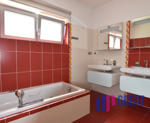5-izbový rodinný dom s bazénom na kráľovskom pozemku (2166 m²) – Sološnica