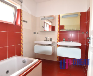 5-izbový rodinný dom s bazénom na kráľovskom pozemku (2166 m²) – Sološnica