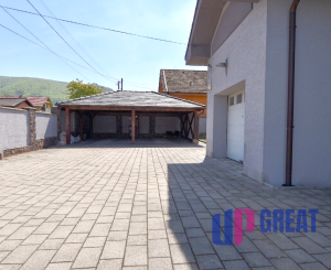 5-izbový rodinný dom s bazénom na kráľovskom pozemku (2166 m²) – Sološnica