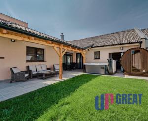 NA PREDAJ | NADŠTANDARDNÝ 4-IZBOVÝ BUNGALOV  V SKALICI.