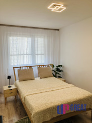 NA PRENÁJOM KOMPLETNE ZARIADENÝ 3-IZBOVÝ BYT 74 m² SO ZASKLENOU LODŽIOU – SMIŽANY