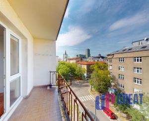 Svetlý 3-izbový byt s potenciálom a výhľadom na hrad