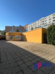 PREDAJ obchodného priestoru na komerčné využitie v Karlovej Vsi.