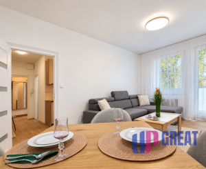 🏡 NA PRENÁJOM | KRÁSNY, KOMPLETNE ZREKONŠTRUOVANÝ 2-IZBOVÝ BYT S BALKÓNOM – NOVÉ MESTO NAD VÁHOM