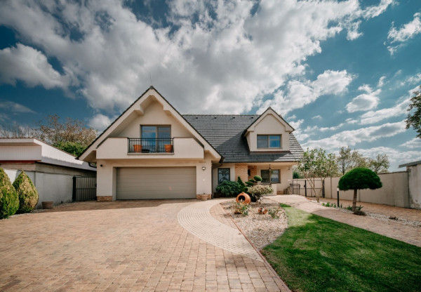 Na predaj exkluzívny 7-izbový rodinný dom s bazénom v meste Senica, ul. Rovenská.