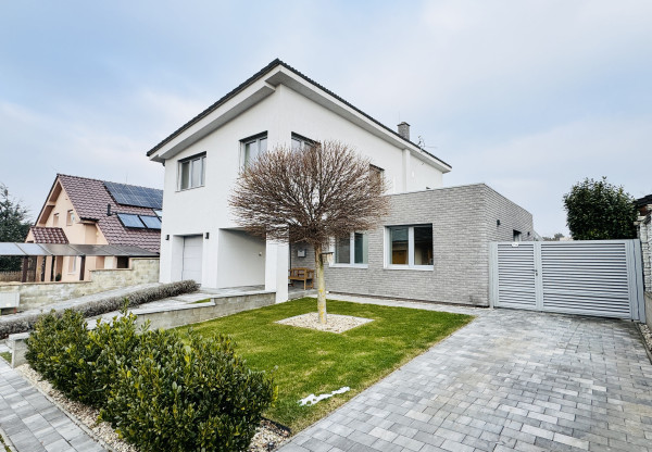 Moderný 5-izbový dom s bazénom a garážou.