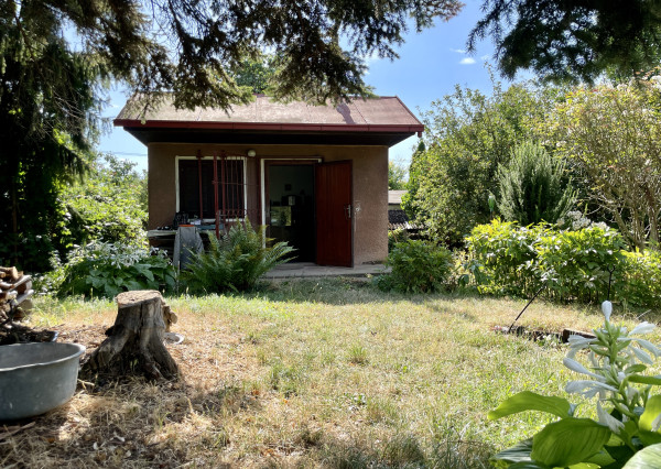 Krásna tichá záhrada s chatkou pri jazere Zlaté piesky