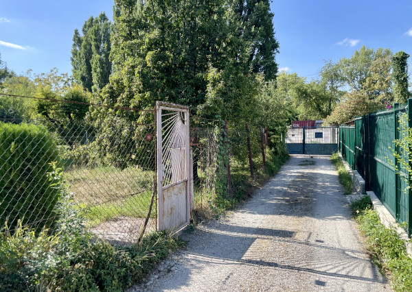 Krásna tichá záhrada s chatkou pri jazere Zlaté piesky