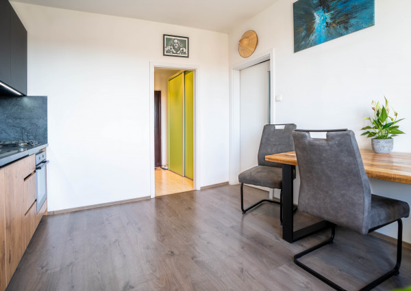 Hľadáte v  centre ŠAMORÍNA prekrásny kompletne prerobený 1,5 izbový byt s loggiou?