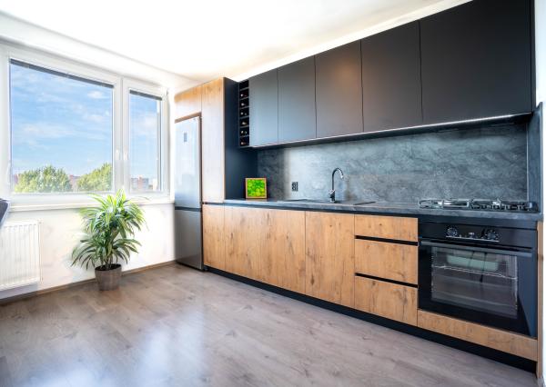 Hľadáte v  centre ŠAMORÍNA prekrásny kompletne prerobený 1,5 izbový byt s loggiou?