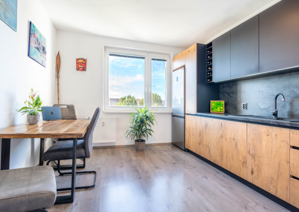 Hľadáte v  centre ŠAMORÍNA prekrásny kompletne prerobený 1,5 izbový byt s loggiou?