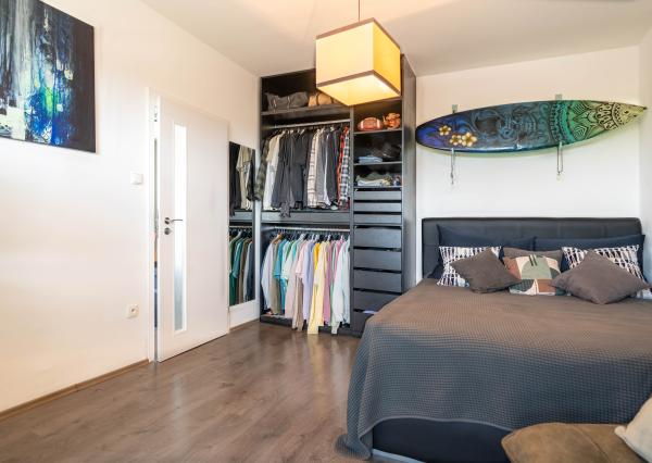 Hľadáte v  centre ŠAMORÍNA prekrásny kompletne prerobený 1,5 izbový byt s loggiou?