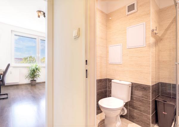 Hľadáte v  centre ŠAMORÍNA prekrásny kompletne prerobený 1,5 izbový byt s loggiou?