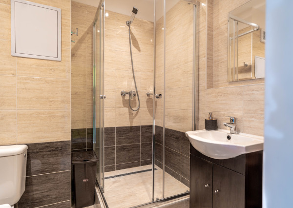 Hľadáte v  centre ŠAMORÍNA prekrásny kompletne prerobený 1,5 izbový byt s loggiou?