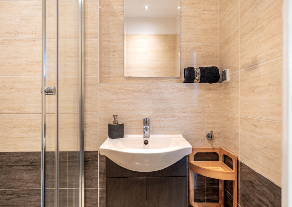 Hľadáte v  centre ŠAMORÍNA prekrásny kompletne prerobený 1,5 izbový byt s loggiou?