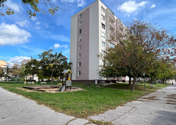 Hľadáte v  centre ŠAMORÍNA prekrásny kompletne prerobený 1,5 izbový byt s loggiou?