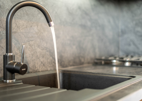 Hľadáte v  centre ŠAMORÍNA prekrásny kompletne prerobený 1,5 izbový byt s loggiou?