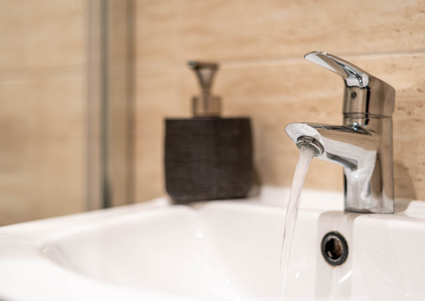 Hľadáte v  centre ŠAMORÍNA prekrásny kompletne prerobený 1,5 izbový byt s loggiou?