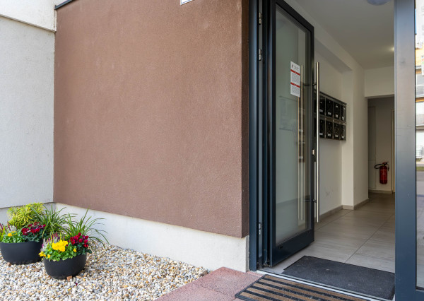 PREDAJ 3 IZBOVÁ  ZARIADENÁ NOVOSTAVBA SO ZÁHRADOU A PARKOVACÍM STÁTÍM V LUKRATÍVNEJ ČASTI MESTA ŠAMORÍN