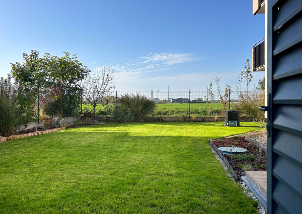 PREDAJ 3 IZBOVÁ  ZARIADENÁ NOVOSTAVBA SO ZÁHRADOU A PARKOVACÍM STÁTÍM V LUKRATÍVNEJ ČASTI MESTA ŠAMORÍN