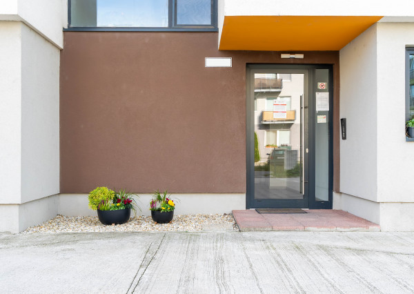 PREDAJ 3 IZBOVÁ  ZARIADENÁ NOVOSTAVBA SO ZÁHRADOU A PARKOVACÍM STÁTÍM V LUKRATÍVNEJ ČASTI MESTA ŠAMORÍN