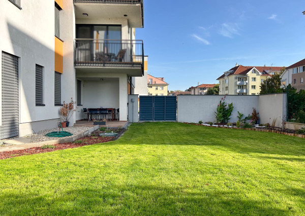 PREDAJ 3 IZBOVÁ  ZARIADENÁ NOVOSTAVBA SO ZÁHRADOU A PARKOVACÍM STÁTÍM V LUKRATÍVNEJ ČASTI MESTA ŠAMORÍN