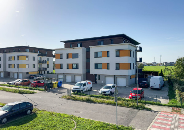 PREDAJ 3 IZBOVÁ  ZARIADENÁ NOVOSTAVBA SO ZÁHRADOU A PARKOVACÍM STÁTÍM V LUKRATÍVNEJ ČASTI MESTA ŠAMORÍN