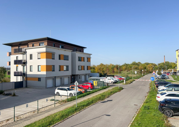 PREDAJ 3 IZBOVÁ  ZARIADENÁ NOVOSTAVBA SO ZÁHRADOU A PARKOVACÍM STÁTÍM V LUKRATÍVNEJ ČASTI MESTA ŠAMORÍN