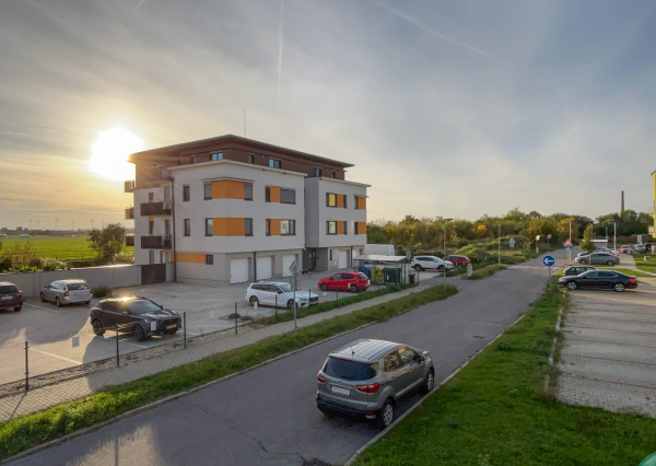 PREDAJ 3 IZBOVÁ  ZARIADENÁ NOVOSTAVBA SO ZÁHRADOU A PARKOVACÍM STÁTÍM V LUKRATÍVNEJ ČASTI MESTA ŠAMORÍN