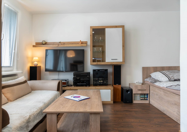 Na predaj útulný, kompletne prerobený 1 izbový zariadený  byt v tichej časti Šamorína.