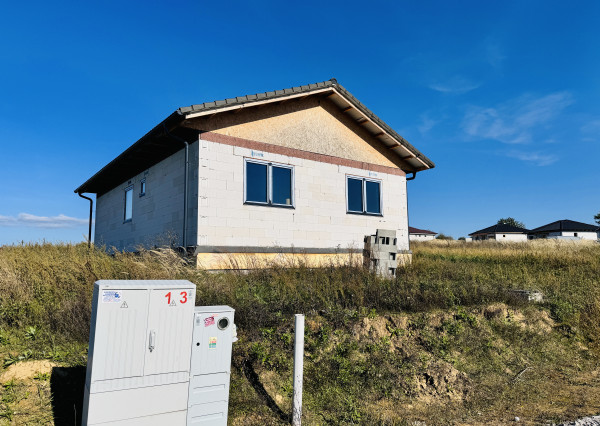 Na predaj 4 izbový rozostavaný rodinný dom v obci Radimov.