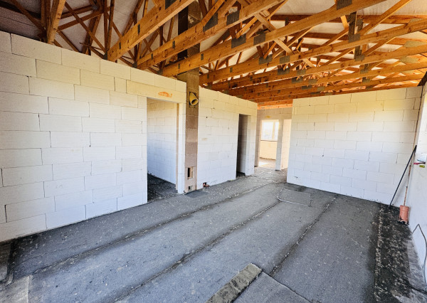 Na predaj 4 izbový rozostavaný rodinný dom v obci Radimov.