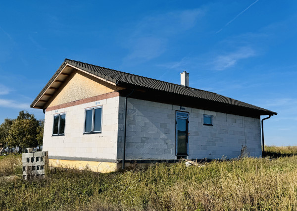 Na predaj 4 izbový rozostavaný rodinný dom v obci Radimov.