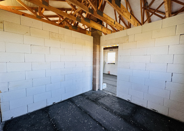 Na predaj 4 izbový rozostavaný rodinný dom v obci Radimov.