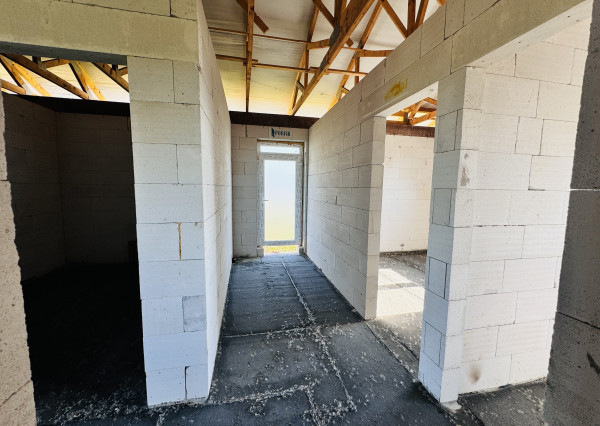 Na predaj 4 izbový rozostavaný rodinný dom v obci Radimov.